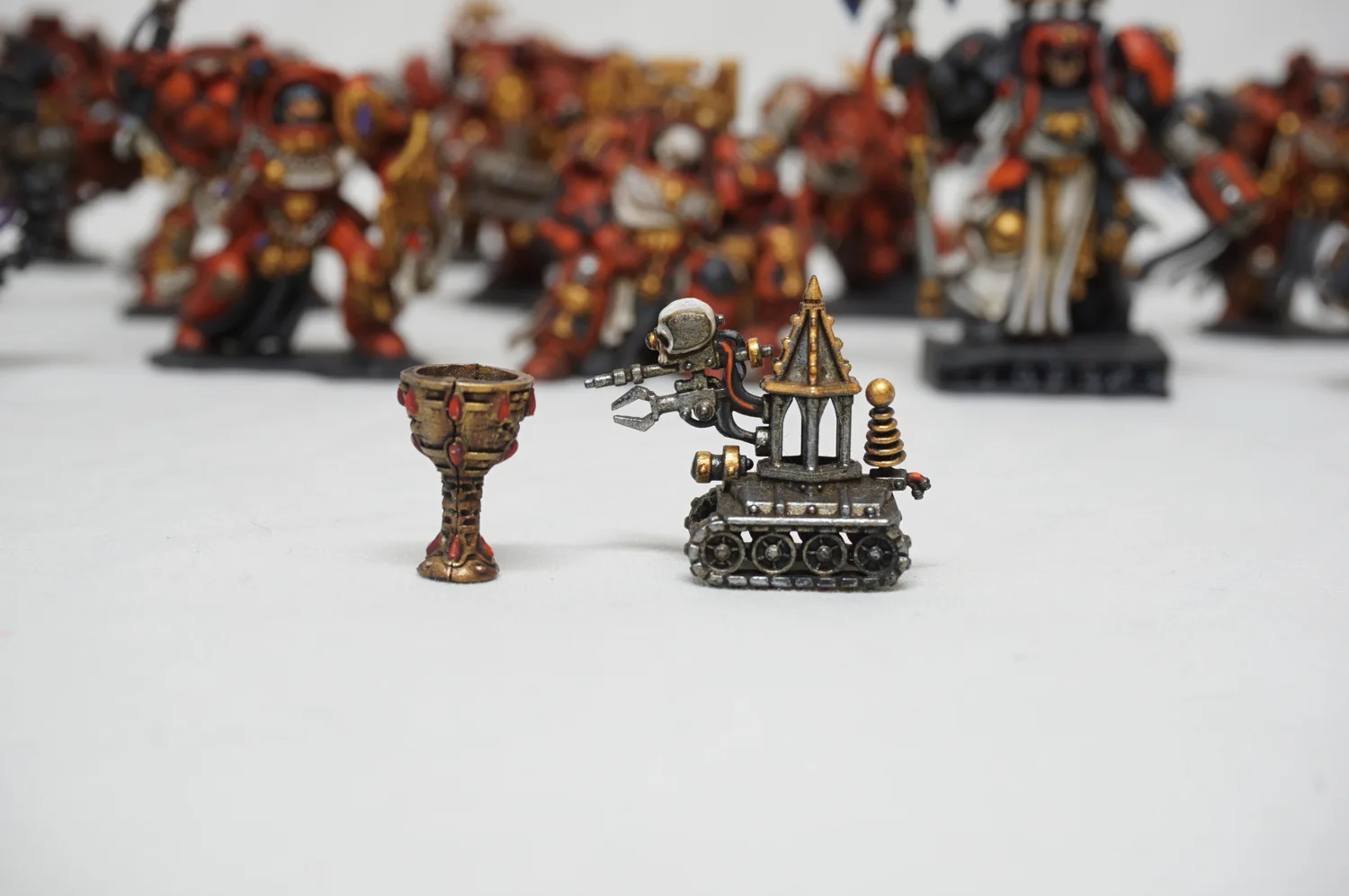 Marcadores de objetivo de Space Hulk incluyendo el Exterminador caído en el trono y el Grial de Sangre pintados a Nivel 2