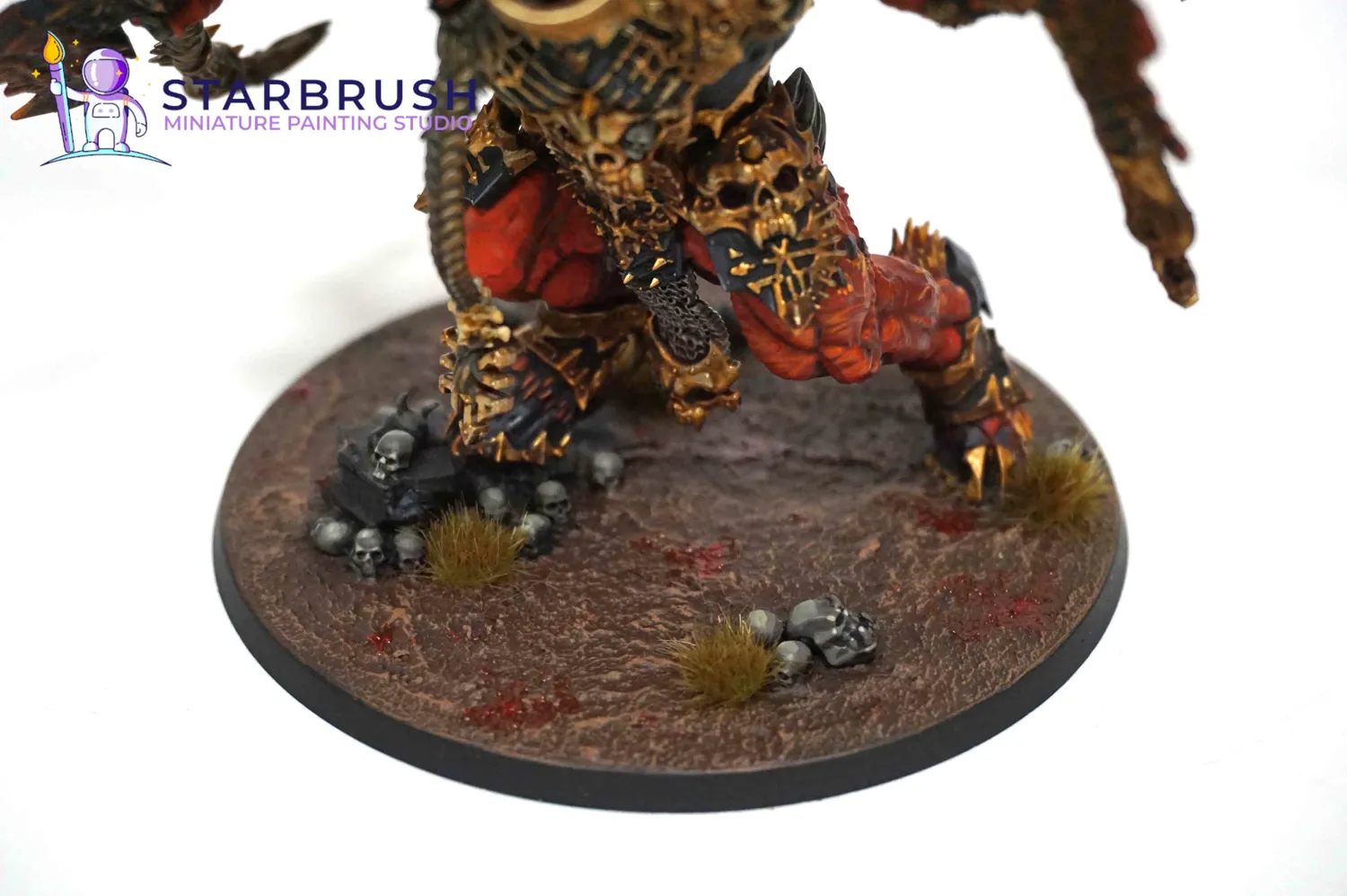 Vista trasera global de Skarbrand el Exiliado, Gran Demonio de Khorne pintado a Nivel 3 por Starbrush Studio