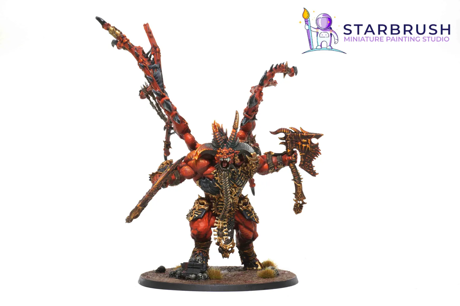 Vista en tres cuartos de Skarbrand el Exiliado con bronce de Khorne envejecido en armadura e iconos rúnicos
