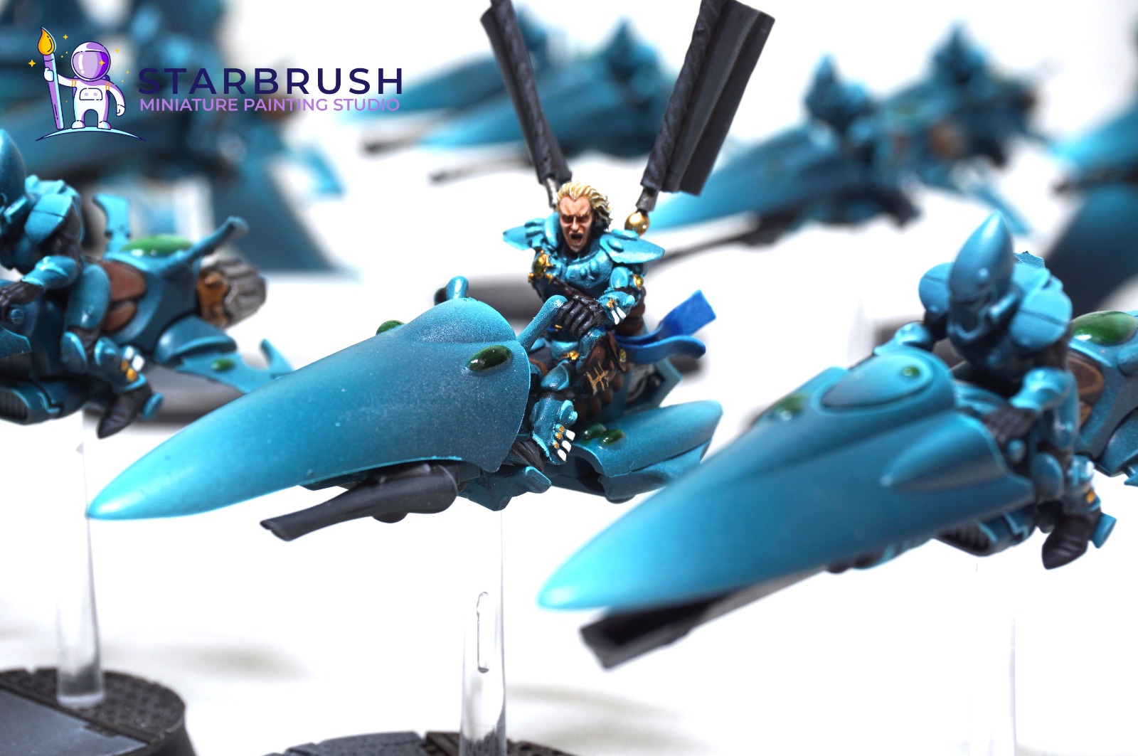 Windrider Aeldari con cañón shuriken pintado con aerógrafo