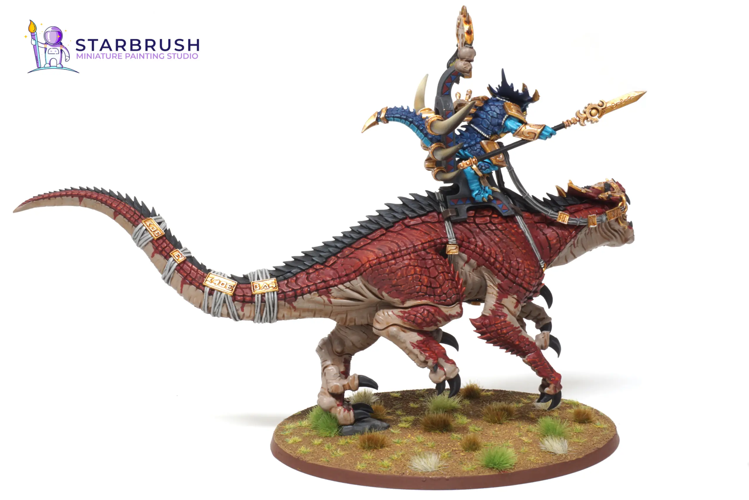 Saurus Oldblood con lanza reliquia y armadura de oro ritual sobre su montura carnosaurio
