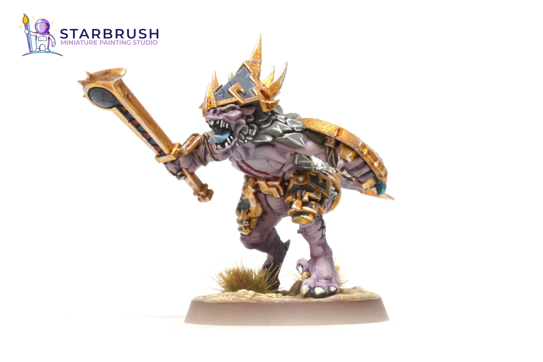 Saurus Sunblood albino de Seraphon en pose de combate con maza dentada y escudo dorado pintado a Nivel 3 por Starbrush Studio