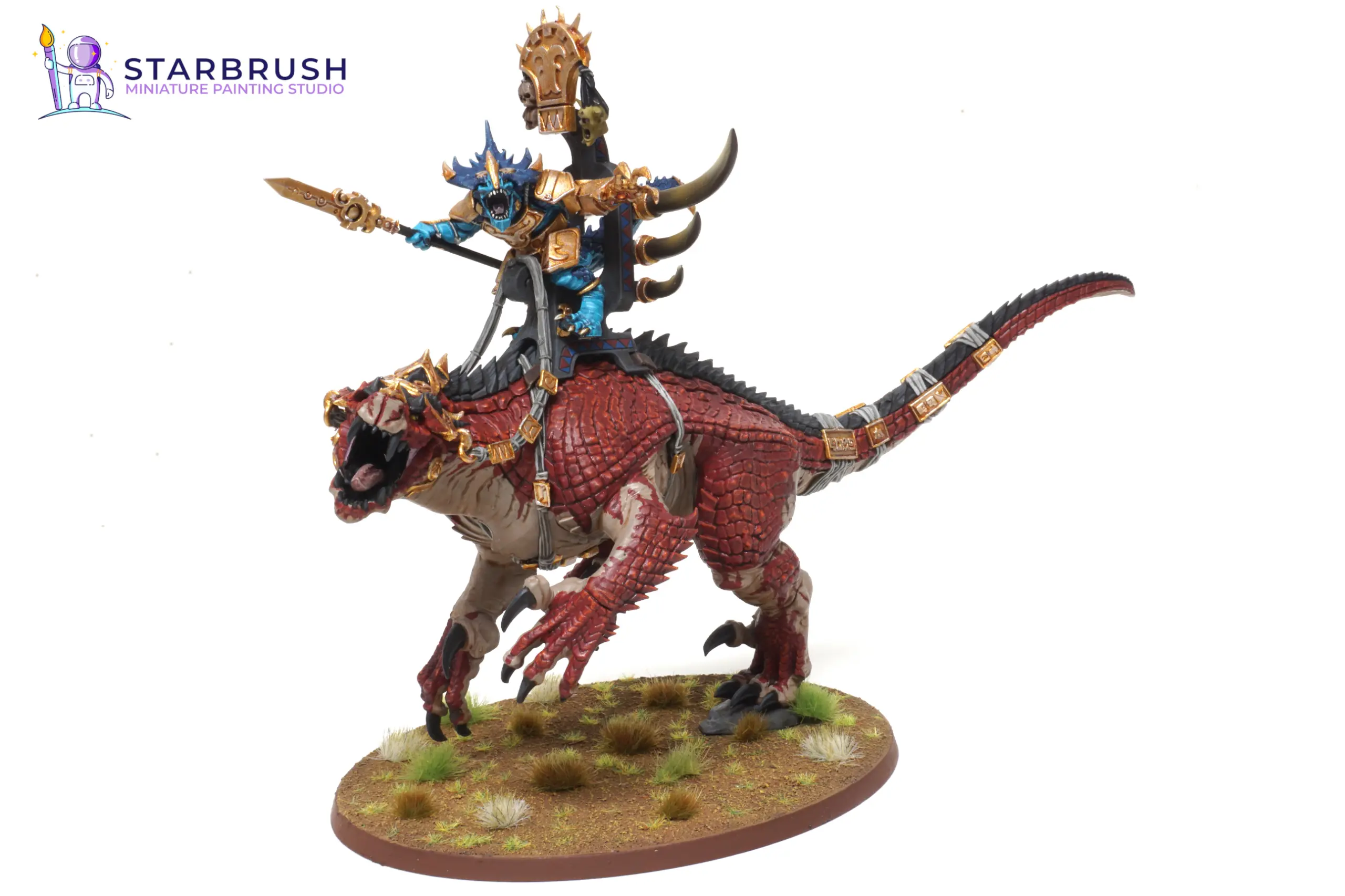 Vista trasera del Carnosaurio de los Seraphon con estandarte ceremonial dorado