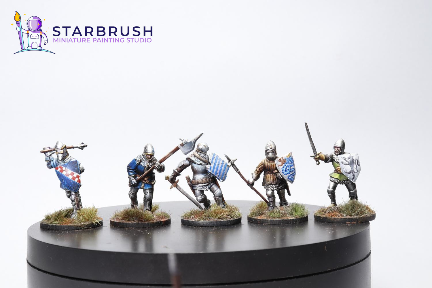 Miniaturas medievales siglos XII–XIV — sobrevestes pintados con luces cenitales