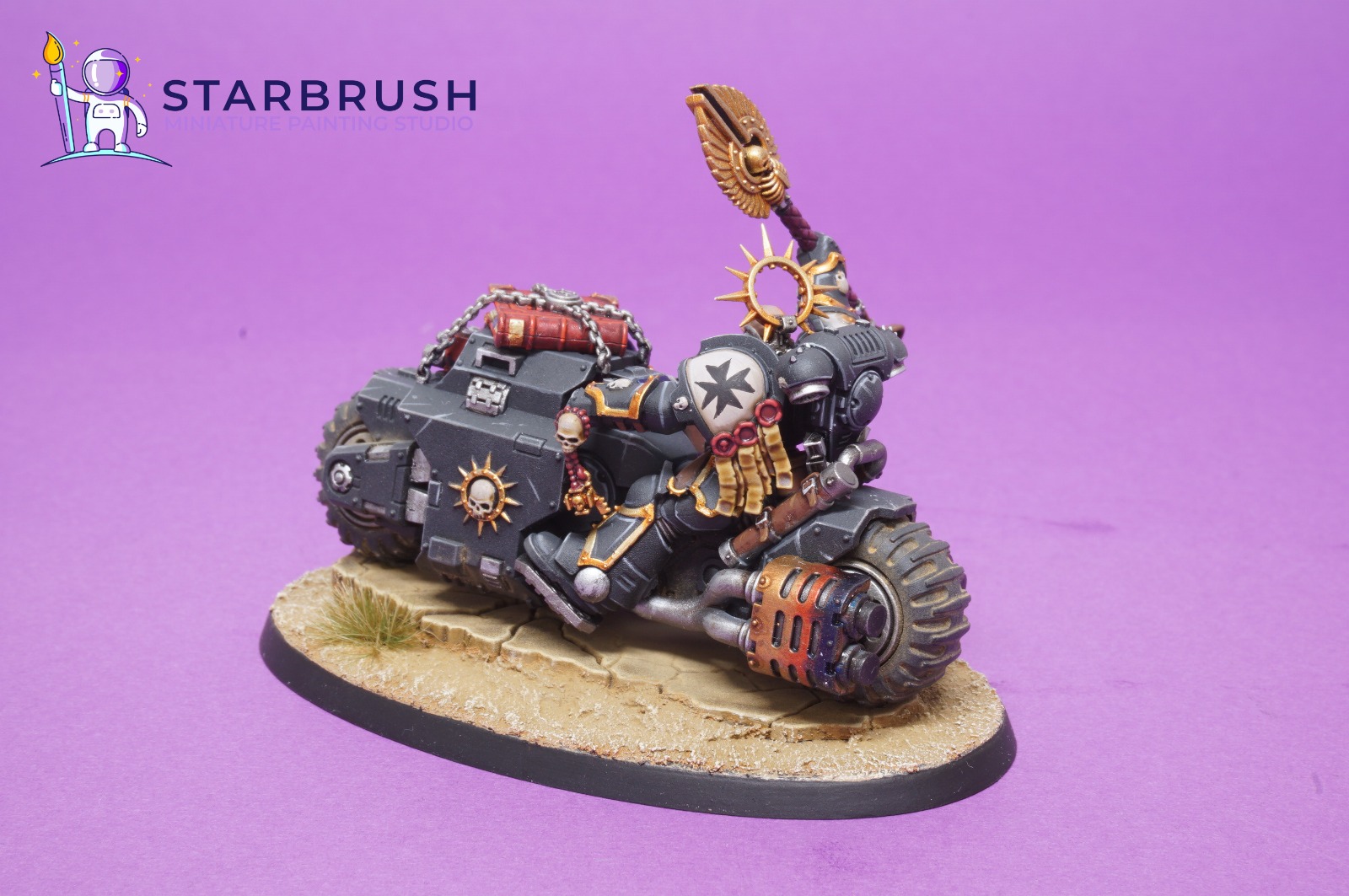 Exhaust heat staining effect in bronze, purple and blue on the bike of a Warhammer 40000 Primaris Chaplain