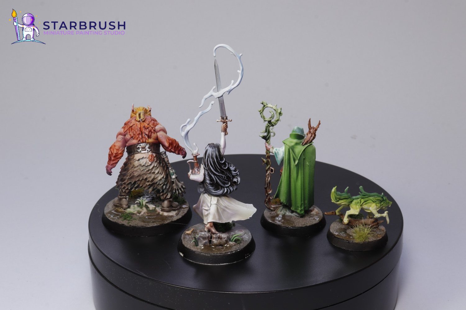 Vista lateral de los héroes de la caja básica de Warhammer Quest Aguaoscura con peanas decoradas y sombreado mediante lavados