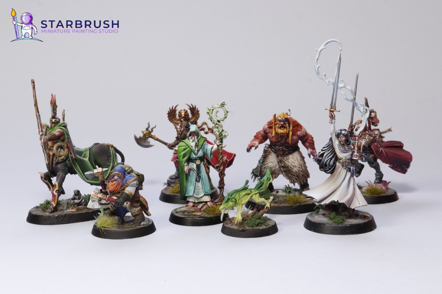Ángulo alternativo de las miniaturas de aventureros del core set de Warhammer Quest Darkwater a Nivel 1, destacando los colores de sus capas y armamento