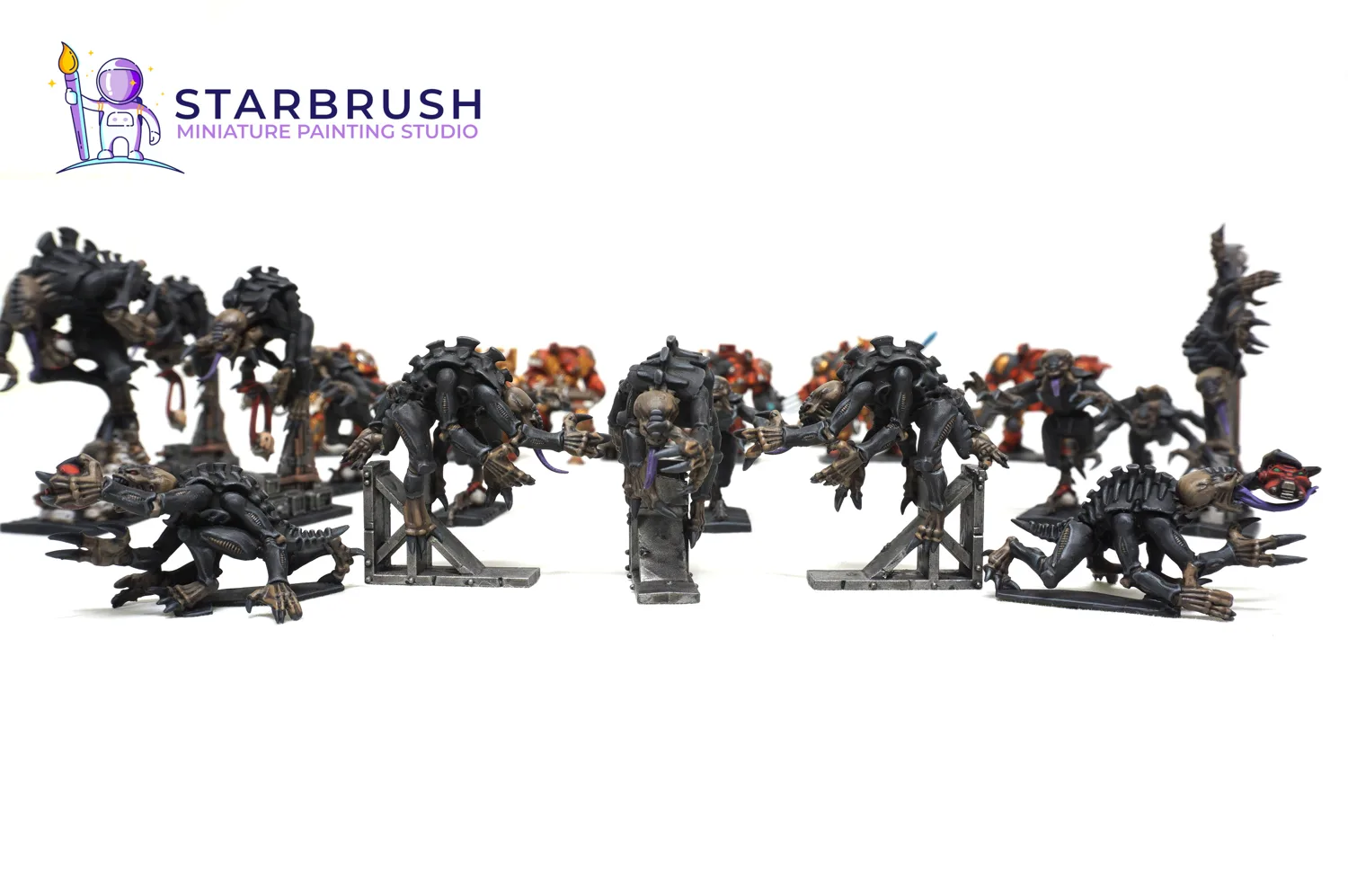 Enjambre de Genestealers con caparazones oscuros y peanas industriales de Space Hulk pintados a Nivel 2 por Starbrush Studio
