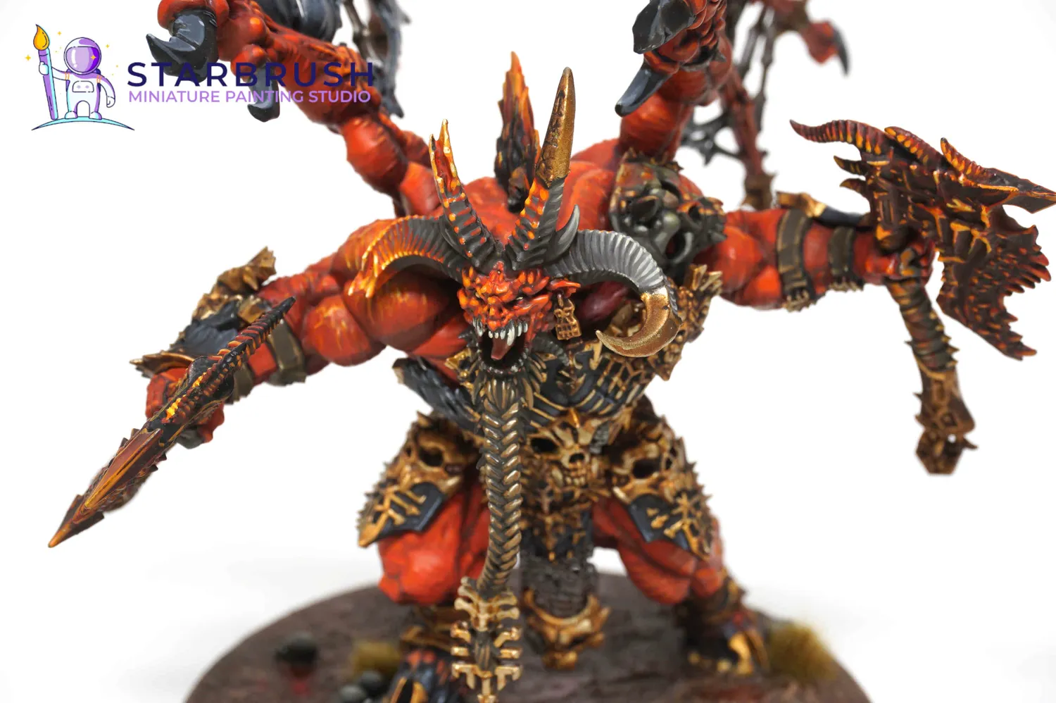 Vista frontal de la miniatura de Skarbrand el Exiliado, Gran Demonio de Khorne para Warhammer, pintado a Nivel 3 por Starbrush Studio en octubre de 2022 destacando su musculatura roja