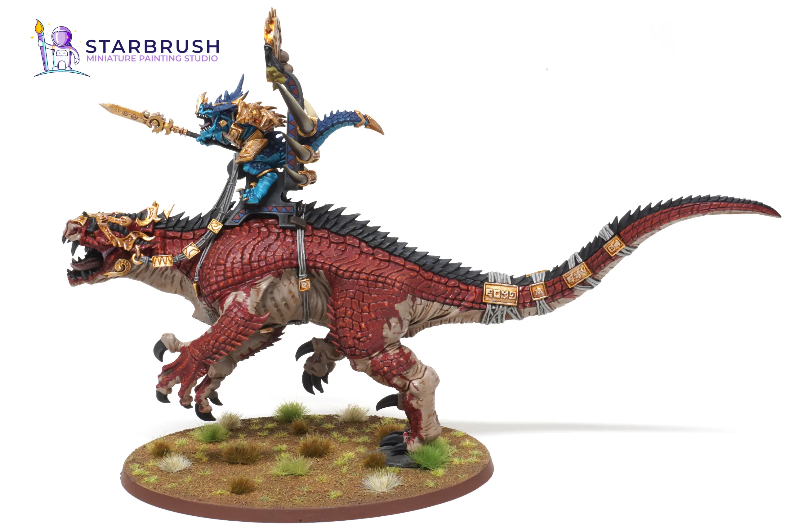 Vista lateral completa del Carnosaurio de los Seraphon con escamas rojas y peana de sabana árida