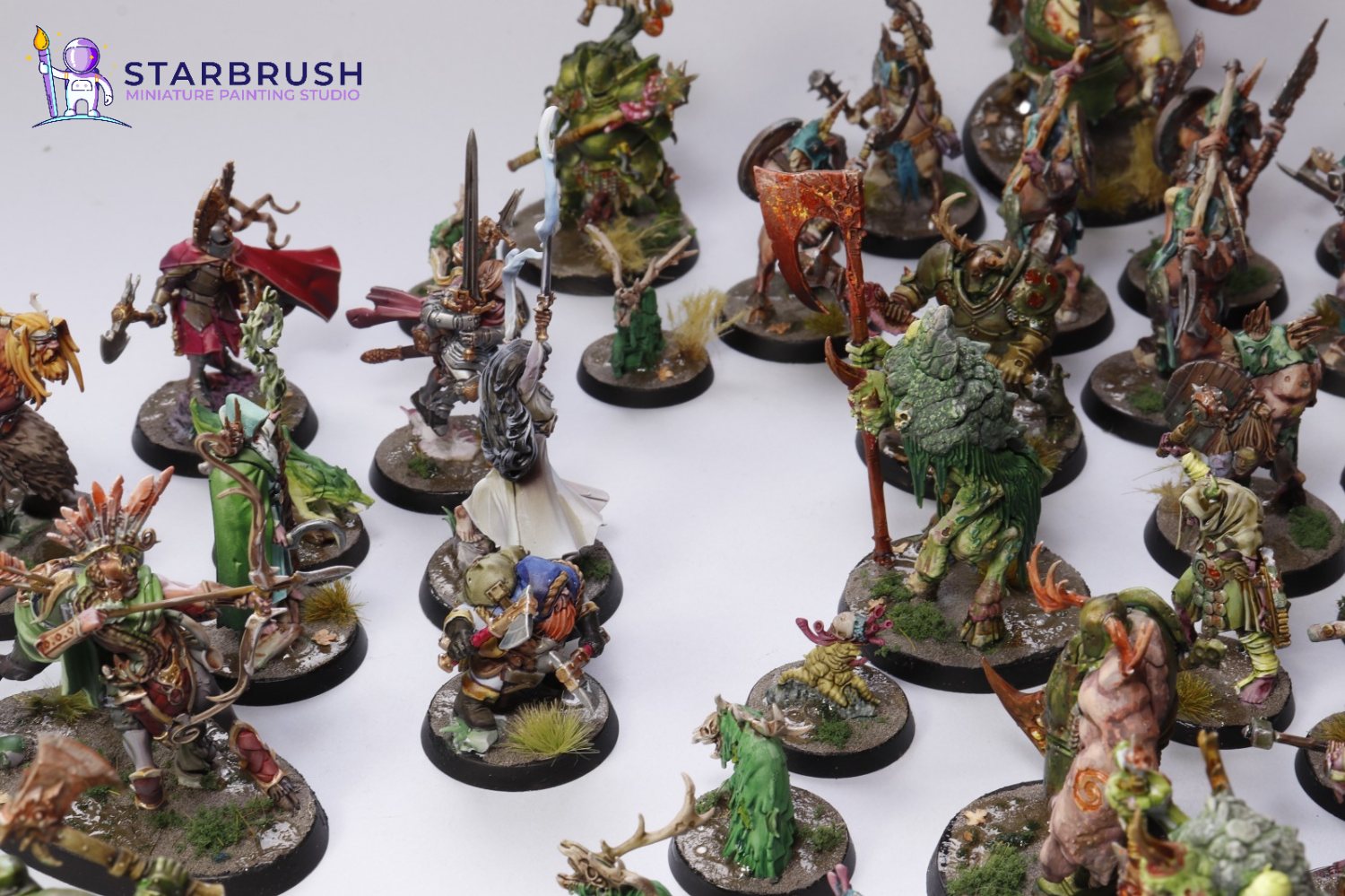Vista general de todas las miniaturas de la caja básica de Warhammer Quest Aguaoscura, incluyendo héroes y enemigos no muertos pintados a Nivel 1 y listos para el juego de mesa