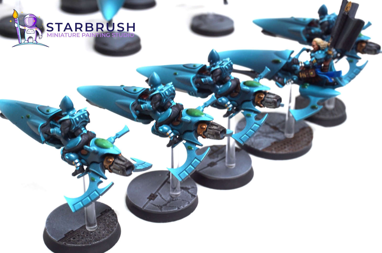 Warlock Skyrunner Aeldari liderando el escuadrón de motojetes