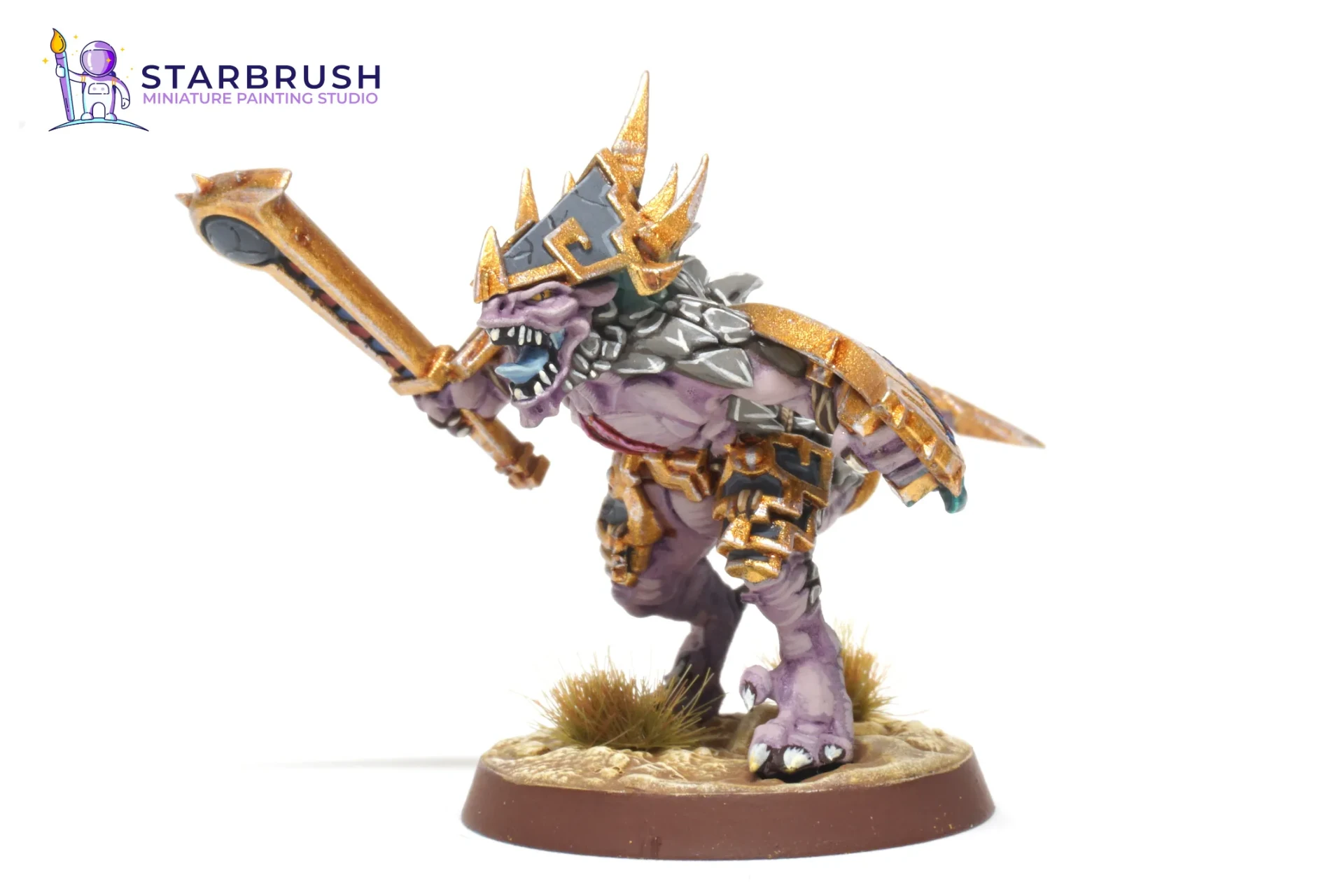 Vista tres cuartos del Saurus Sunblood albino con yelmo dorado y escamas grises perfiladas sobre peana desértica