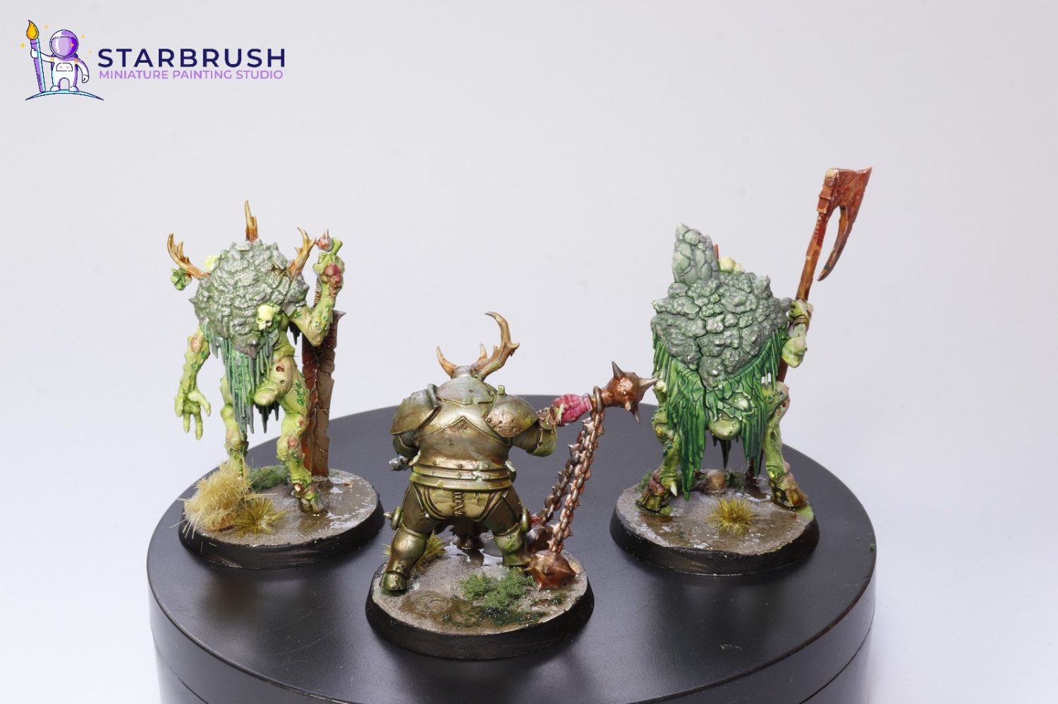 Vista alternativa de guerreros enemigos de Warhammer Quest Darkwater pintados con colores contrastados y peanas pantanosas