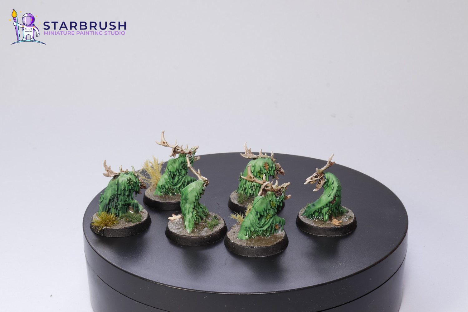 Ángulo posterior de las criaturas verdes de Warhammer Quest Darkwater pintadas a Nivel 1 y listas para jugar