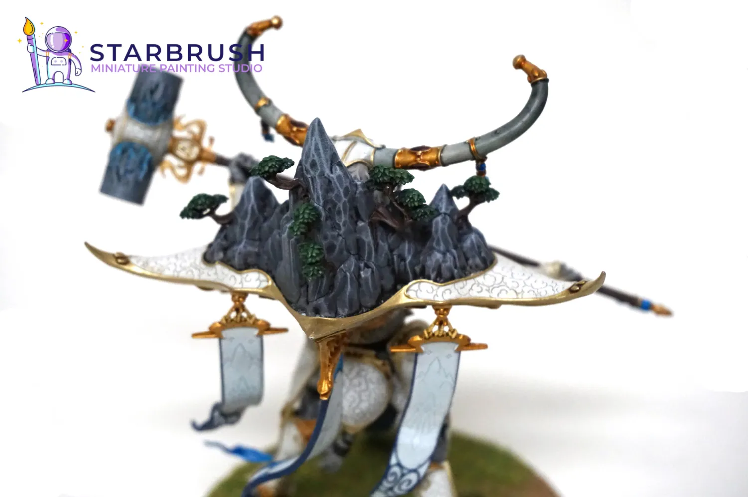 Peana escénica de Gotrek con restos de enemigos derrotados