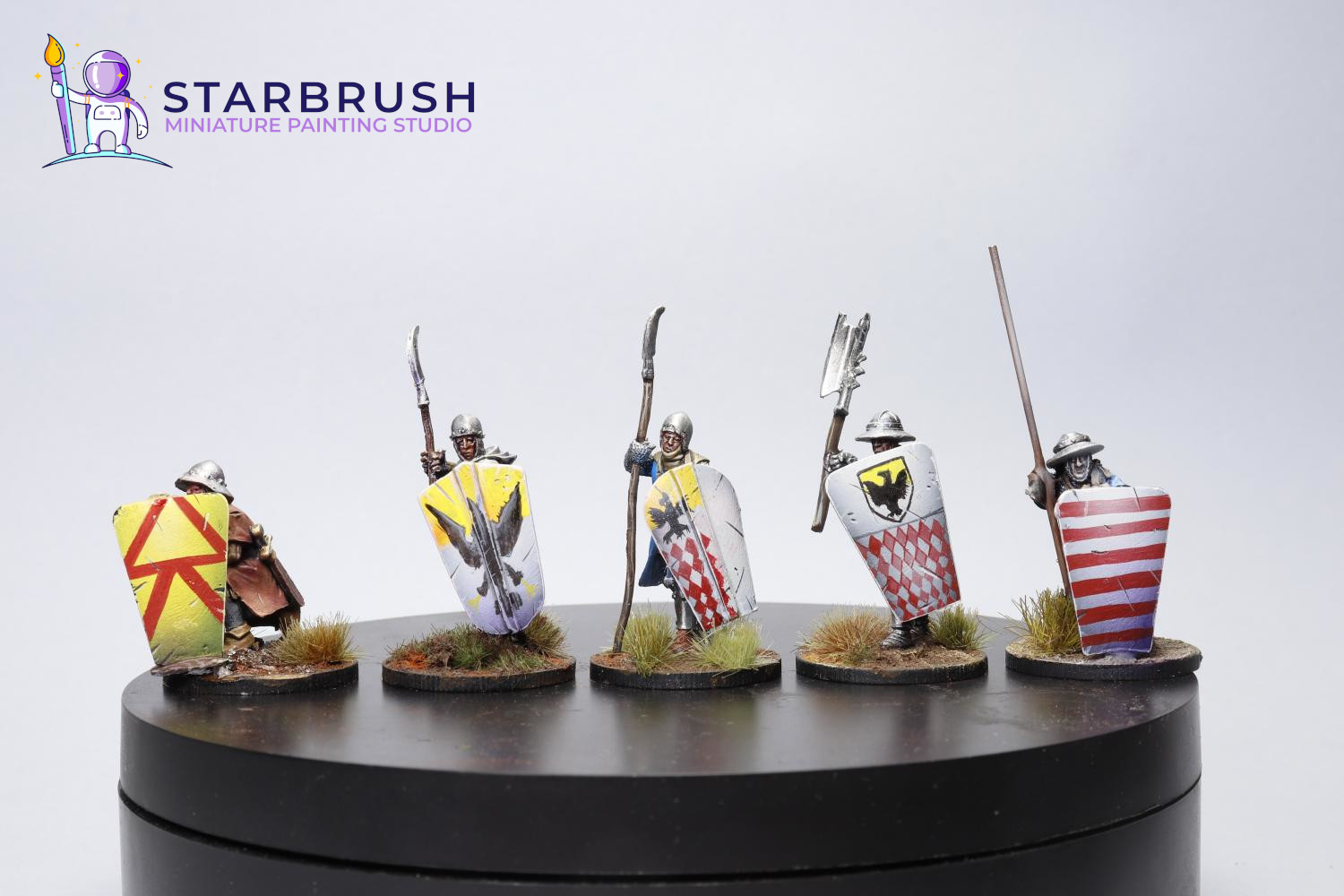 Miniaturas medievales siglos XII–XIV — sobrevestes pintados con luces cenitales