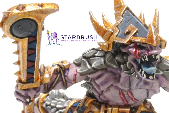 Detalle del rostro con la cicatriz ensangrentada, yelmo dorado y escamas perfiladas en un Saurus Sunblood albino a Nivel 3