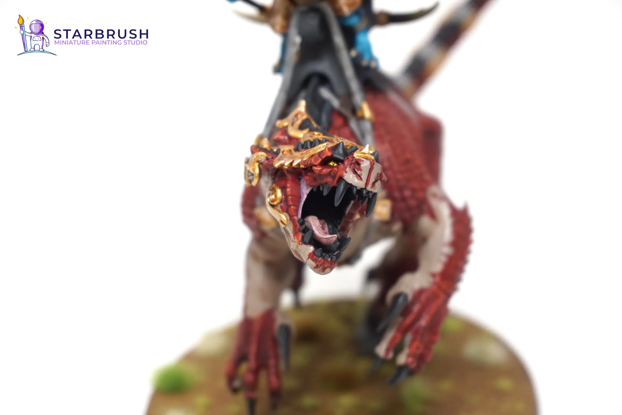 Cabeza y escamas rojas con vientre pálido de un Carnosaurio de Warhammer Age of Sigmar pintado a Nivel 2 por Starbrush Studio