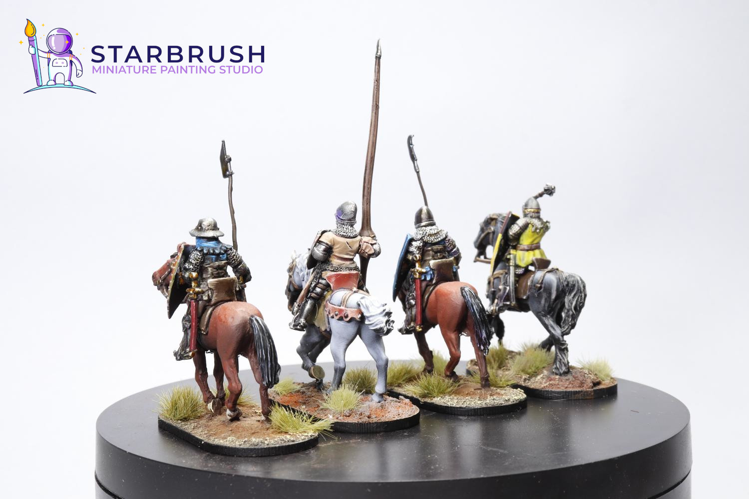 Miniaturas medievales siglos XII–XIV — sobrevestes pintados con luces cenitales